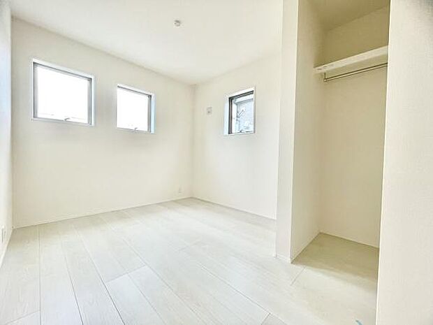 ■■居室■■各居室ごとにデザイン性のある窓を配置しました。壁面にはデスクやベット等の家具を置きやすいように高さや位置にも配慮しました。自分だけのお気に入りの空間を是非ご体感下さい。