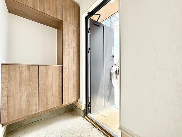 ■■玄関■■人を迎え入れる最初の場所だからこそ、清潔感がある空間にして頂ける様にゆとりあるシューズボックスを設置しました。おでかけの時も帰った時も、「我が家」を最初に感じでもらえる素敵な空間に。