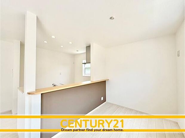 ■■ステキな時間を！■■忙しい朝でも、しっかり家族が揃って食事をして頂けるゆとりある大きさのダイニングスペース。奥様が作る手料理をカウンター越しに受けとって頂き、テーブルで囲む素敵な時間を存分に。