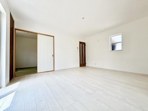 ■■憩いの場所■■パートナーや家族が集う憩いの空間。真新しい木目、Shadeのあるフローリングや白亜のクロスを陽の光、ダウンライトが照らし出し、家族・友人・知人の会話に華を咲かせます。