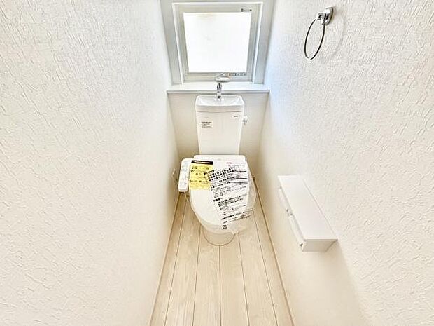 ■■Toilet■■清潔な空間を保ちたいトイレはオフホワイトでまとめました。毎日使う場所だからこそお手入れも楽々にできる機能が搭載されております。汚れが付着しにくい便器はお掃除も楽々です。