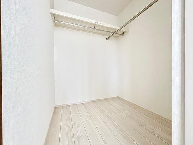 ■■何でも入る■■各居室のクローゼットはスーツ類から丈の長いコート類まで何でも収納できる便利なスペースです。衣装ケースと併用することでセーター類なども収納でき自分だけのスペースにできます。