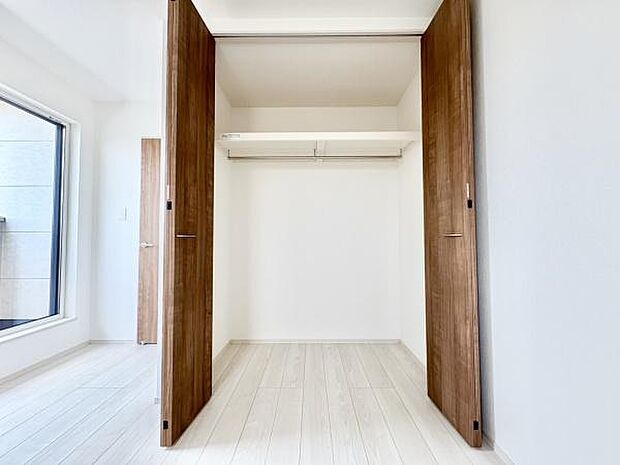 ■■closet■■クローゼットはスーツ類から丈の長いコート類まで何でも収納できる便利なスペースです。衣装ケースと併用することでセーター類なども収納でき自分だけのスペースにカスタマイズできます。