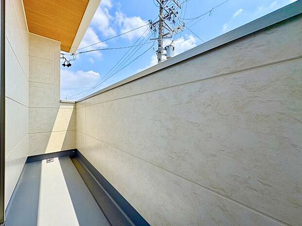 ■■開放感感じるバルコニー■■頬をなでる優しい風を感じることが出来るバルコニー。つい深呼吸をしたくなる気持ちの良い場所はこのお部屋の自慢です。お洗濯物を干すスペースとしても十分な広さがあります。