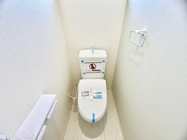 ■■Toilet■■清潔な空間を保ちたいトイレはオフホワイトでまとめました。毎日使う場所だからこそお手入れも楽々にできる機能が搭載されております。汚れが付着しにくい便器はお掃除も楽々です。