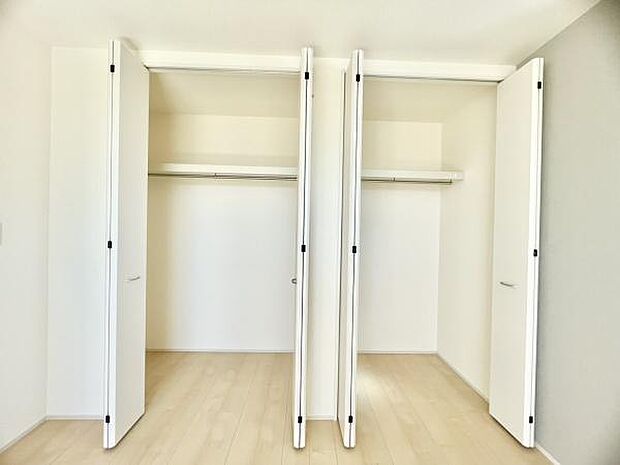 ■■closet■■クローゼットはスーツ類から丈の長いコート類まで何でも収納できる便利なスペースです。衣装ケースと併用することでセーター類なども収納でき自分だけのスペースにカスタマイズできます。