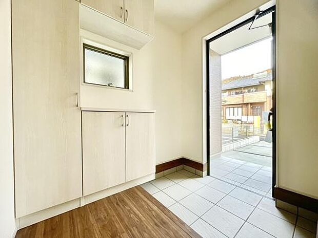 ■■玄関■■人を迎え入れる最初の場所だからこそ、清潔感がある空間にして頂ける様にゆとりあるシューズボックスを設置しました。おでかけの時も帰った時も、「我が家」を最初に感じでもらえる素敵な空間に。