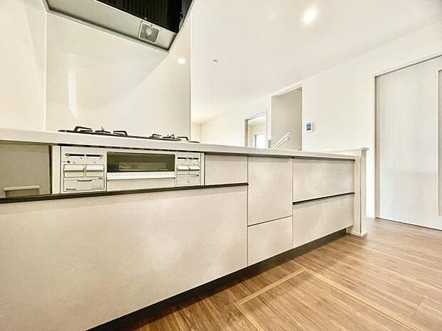 ■■対面キッチン■■キッチンは収納数もさる事ながら、リビングで寛ぐ家族や小さなお子様を見守りながら料理が出来る「対面式の温もり設計」。キッチンから立ち込める香りが今日の料理を期待させます