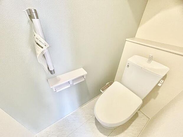 ■■Toilet■■清潔な空間を保ちたいトイレはオフホワイトでまとめました。毎日使う場所だからこそお手入れも楽々にできる機能が搭載されております。汚れが付着しにくい便器はお掃除も楽々です。