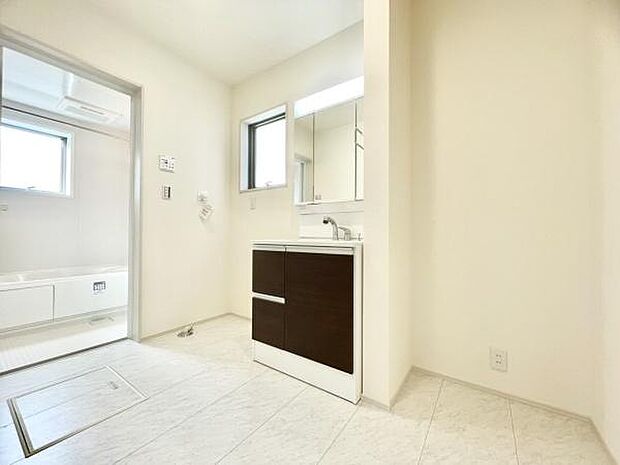 ■■清潔な空間■■毎日使うものだから清潔な空間を保ちたい水回り。洗面にはそんな願いを解消させてくれる収納アイデアが満載です。三面鏡の裏側にはキャビネットが現れ小物から背の高い物まで収納できます。