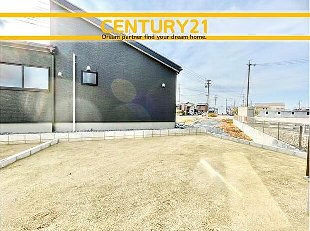 ■■素敵な場所■■小さな子どものいる家庭にとって、庭は、最も安全な屋外の遊び場。砂場やブランコ、食育用の小さな菜園を備えつけたり、プレイジムやプールを広げる場所としても活躍するスペース。