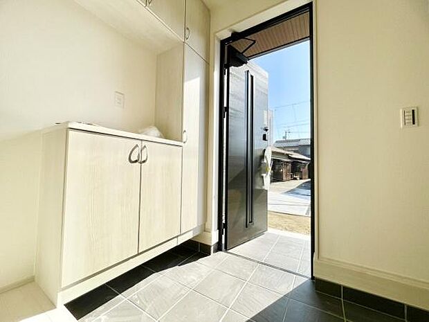 ■■玄関■■人を迎え入れる最初の場所だからこそ、清潔感がある空間にして頂ける様にゆとりあるシューズボックスを設置しました。おでかけの時も帰った時も、「我が家」を最初に感じでもらえる素敵な空間に。