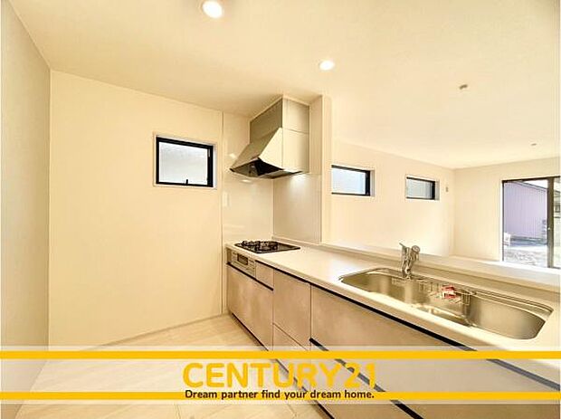 ■■広々キッチン■■大型の冷蔵庫やレンジボードもしっかり置ける広々としたキッチンスペースが大事。ゆとりある空間で作業ができるとお料理の腕も日に日に上がりそうな気がしてきます。