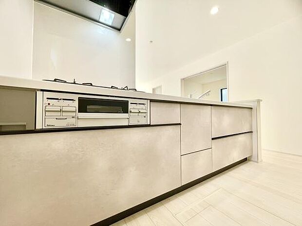 ■■対面キッチン■■キッチンは収納数もさる事ながら、リビングで寛ぐ家族や小さなお子様を見守りながら料理が出来る「対面式の温もり設計」。キッチンから立ち込める香りが今日の料理を期待させます