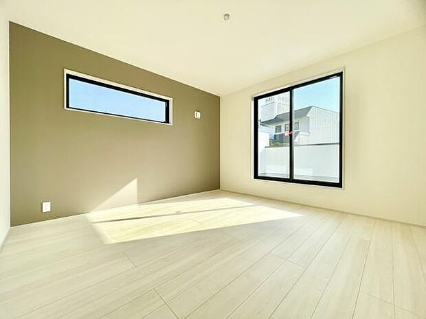 ■■メインベッドルーム■■ウォークinクローゼット付の広い主寝室。プライベートを保ちながらもバランスよく配置された窓から緩やかな陽が射し込み、広い空間を光が満たしていきます。