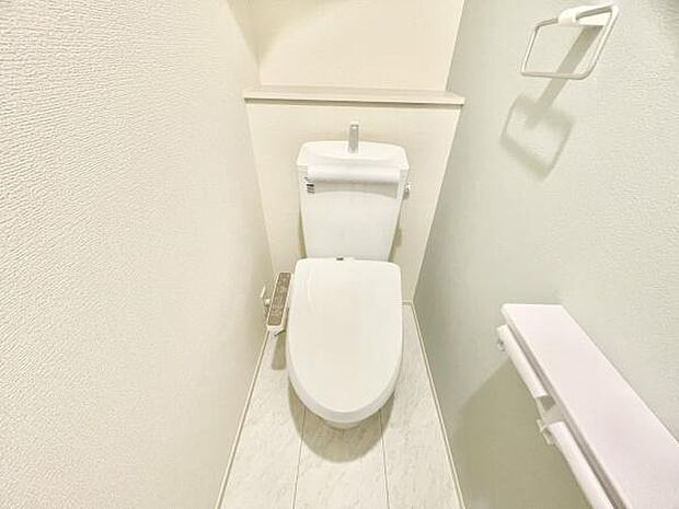 ■■Toilet■■清潔な空間を保ちたいトイレはオフホワイトでまとめました。毎日使う場所だからこそお手入れも楽々にできる機能が搭載されております。汚れが付着しにくい便器はお掃除も楽々です。