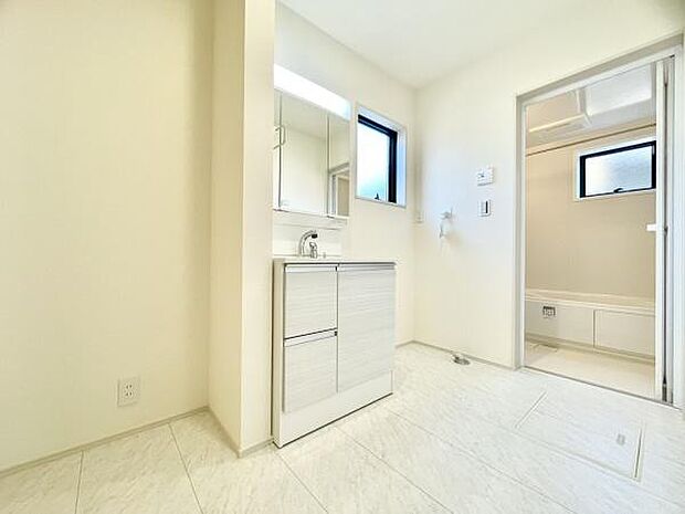 ■■清潔な空間■■毎日使うものだから清潔な空間を保ちたい水回り。洗面にはそんな願いを解消させてくれる収納アイデアが満載です。三面鏡の裏側にはキャビネットが現れ小物から背の高い物まで収納できます。