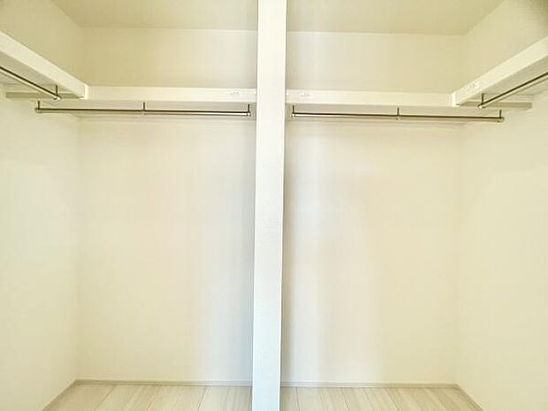 ■■ウォークインクローゼット■■スーツ類から丈の長いコート類まで何でも収納できる便利なスペースです。衣装ケースと併用することでセーター類なども収納でき自分だけのスペースにカスタマイズできます。
