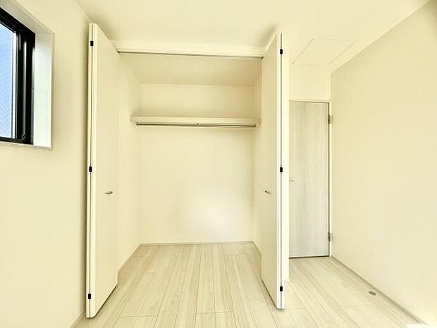 ■■closet■■クローゼットはスーツ類から丈の長いコート類まで何でも収納できる便利なスペースです。衣装ケースと併用することでセーター類なども収納でき自分だけのスペースにカスタマイズできます。