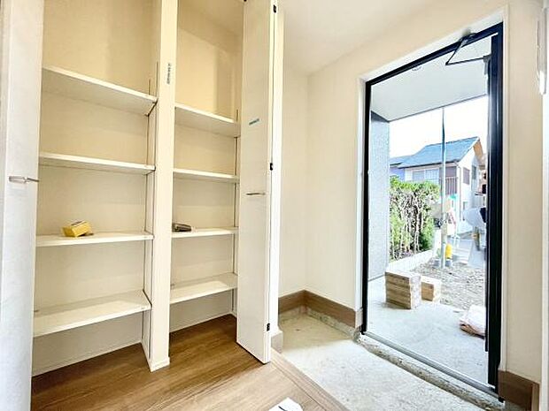 ■■玄関■■人を迎え入れる最初の場所だからこそ、清潔感がある空間にして頂ける様にゆとりあるシューズボックスを設置しました。おでかけの時も帰った時も、「我が家」を最初に感じでもらえる素敵な空間に。