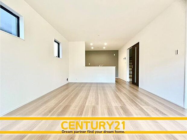 ■■憩いのリビング■■くつろぎを愉しむリビングルームは憩いの場となります。リビングとダイニングの空間機能を活かし、巧みに使い分ける発想が、ライフスタイルに新しいゆとりをもたらします。