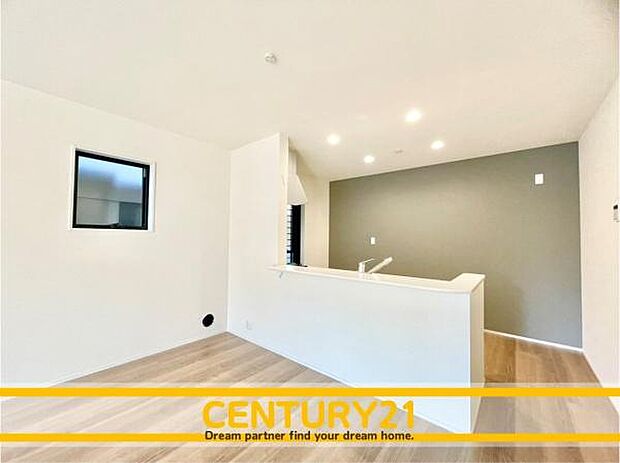 ■■ステキな時間を！■■忙しい朝でも、しっかり家族が揃って食事をして頂けるゆとりある大きさのダイニングスペース。奥様が作る手料理をカウンター越しに受けとって頂き、テーブルで囲む素敵な時間を存分に。