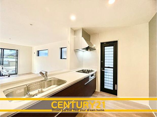 ■■広々キッチン■■大型の冷蔵庫やレンジボードもしっかり置ける広々としたキッチンスペースが大事。ゆとりある空間で作業ができるとお料理の腕も日に日に上がりそうな気がしてきます。