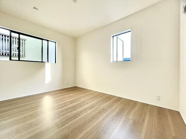 ■■メインベッドルーム■■ウォークinクローゼット付の広い主寝室。プライベートを保ちながらもバランスよく配置された窓から緩やかな陽が射し込み、広い空間を光が満たしていきます。