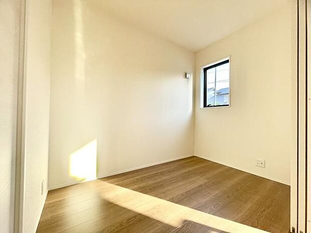 ■■明るい居室■■温もりある自然光を感じていただける居室です。飽きのこないナチュラルカラーの床にホワイトの壁紙は、色褪せることのない心地良さを作ります。