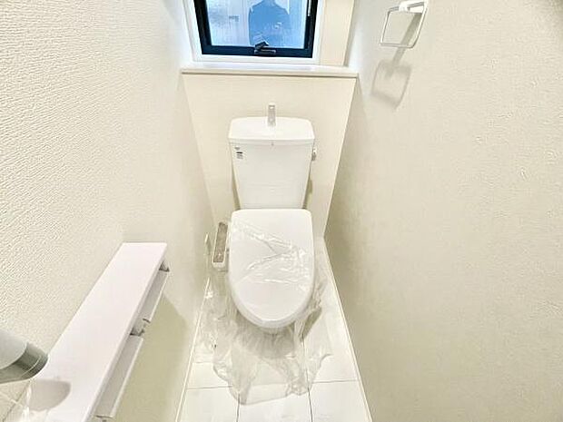 ■■Toilet■■清潔な空間を保ちたいトイレはオフホワイトでまとめました。毎日使う場所だからこそお手入れも楽々にできる機能が搭載されております。汚れが付着しにくい便器はお掃除も楽々です。