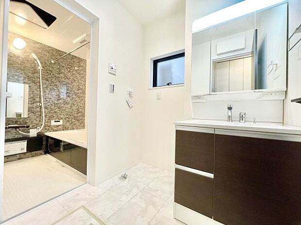 ■■清潔な空間■■毎日使うものだから清潔な空間を保ちたい水回り。洗面にはそんな願いを解消させてくれる収納アイデアが満載です。三面鏡の裏側にはキャビネットが現れ小物から背の高い物まで収納できます。