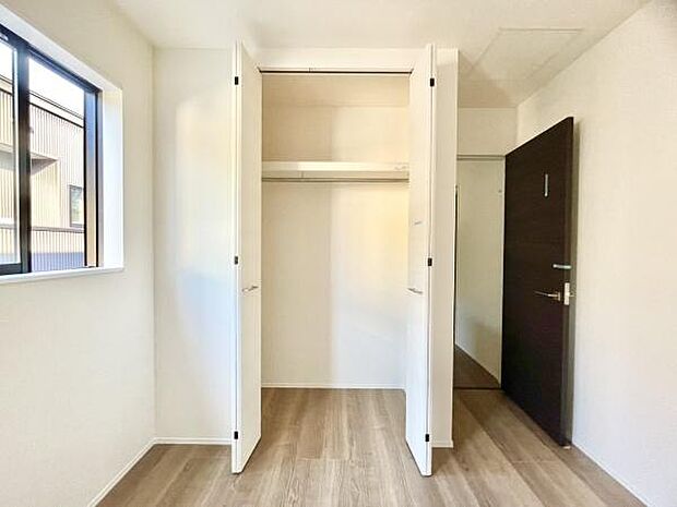 ■■closet■■クローゼットはスーツ類から丈の長いコート類まで何でも収納できる便利なスペースです。衣装ケースと併用することでセーター類なども収納でき自分だけのスペースにカスタマイズできます。