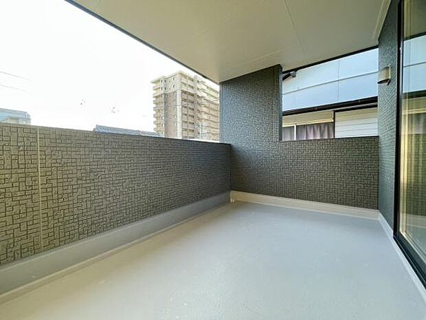 ■■開放感感じるバルコニー■■頬をなでる優しい風を感じることが出来るバルコニー。つい深呼吸をしたくなる気持ちの良い場所はこのお部屋の自慢です。お洗濯物を干すスペースとしても十分な広さがあります。