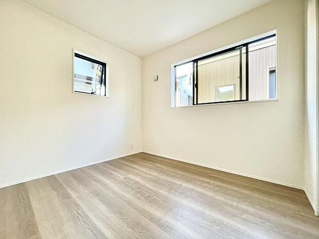 ■■居室■■各居室ごとにデザイン性のある窓を配置しました。壁面にはデスクやベット等の家具を置きやすいように高さや位置にも配慮しました。自分だけのお気に入りの空間を是非ご体感下さい。