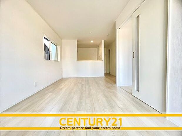 ■■憩いのリビング■■くつろぎを愉しむリビングルームは憩いの場となります。リビングとダイニングの空間機能を活かし、巧みに使い分ける発想が、ライフスタイルに新しいゆとりをもたらします。