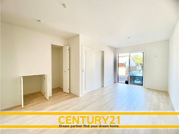 ■■ステキな時間を！■■忙しい朝でも、しっかり家族が揃って食事をして頂けるゆとりある大きさのダイニングスペース。奥様が作る手料理をカウンター越しに受けとって頂き、テーブルで囲む素敵な時間を存分に。