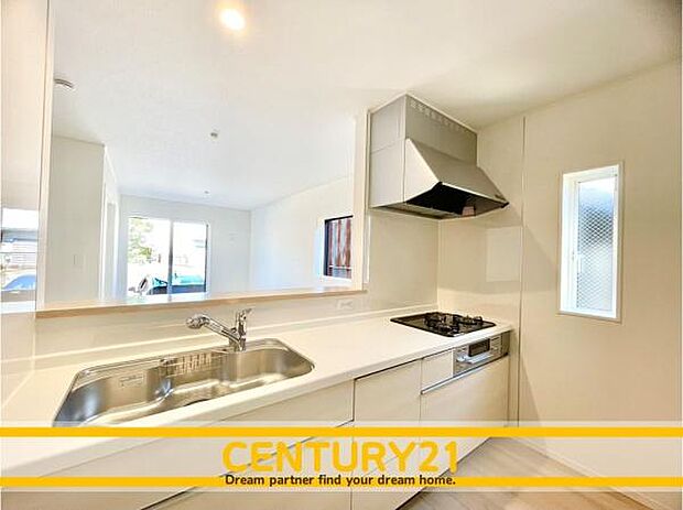 ■■広々キッチン■■大型の冷蔵庫やレンジボードもしっかり置ける広々としたキッチンスペースが大事。ゆとりある空間で作業ができるとお料理の腕も日に日に上がりそうな気がしてきます。