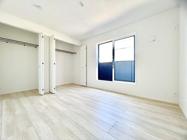 ■■メインベッドルーム■■クローゼット付の広い主寝室。プライベートを保ちながらもバランスよく配置された窓から緩やかな陽が射し込み、広い空間を光が満たしていきます。