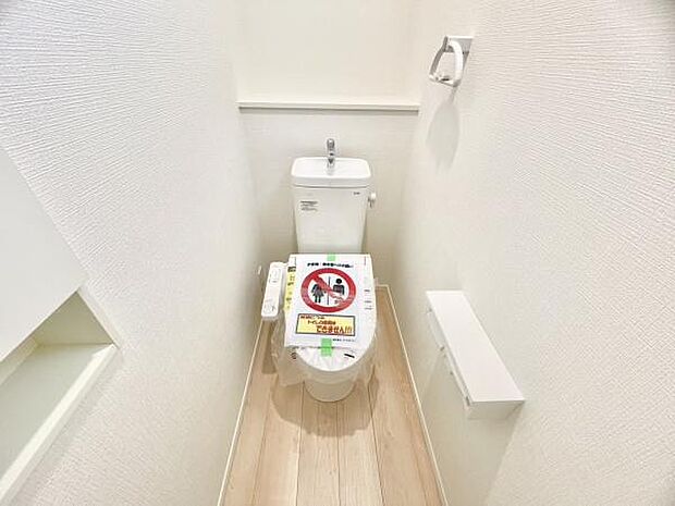 ■■Toilet■■清潔な空間を保ちたいトイレはオフホワイトでまとめました。毎日使う場所だからこそお手入れも楽々にできる機能が搭載されております。汚れが付着しにくい便器はお掃除も楽々です。
