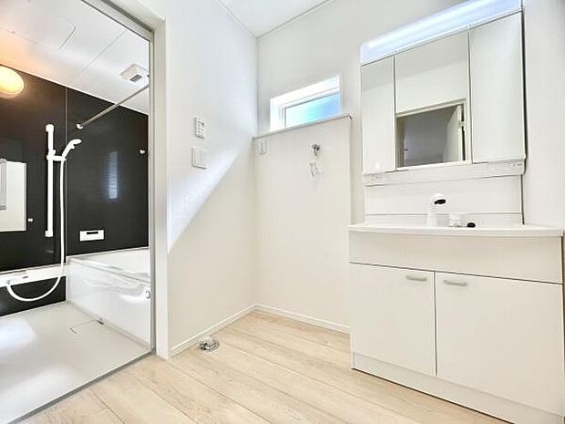 ■■清潔な空間■■毎日使うものだから清潔な空間を保ちたい水回り。洗面にはそんな願いを解消させてくれる収納アイデアが満載です。三面鏡の裏側にはキャビネットが現れ小物から背の高い物まで収納できます。