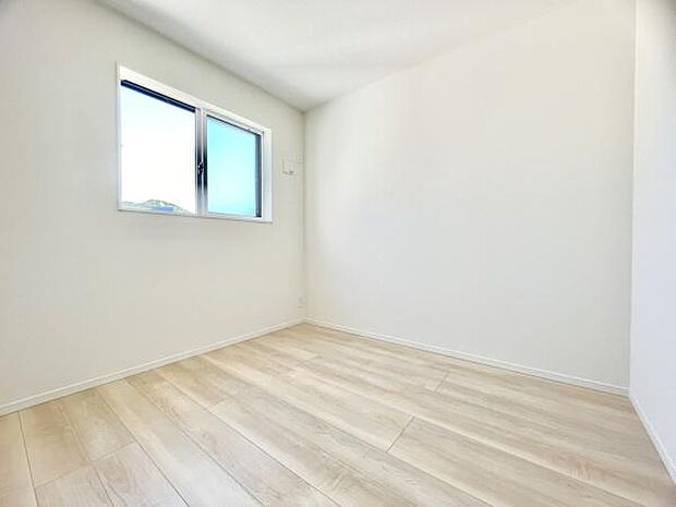 ■■居室■■各居室ごとにデザイン性のある窓を配置しました。壁面にはデスクやベット等の家具を置きやすいように高さや位置にも配慮しました。自分だけのお気に入りの空間を是非ご体感下さい。