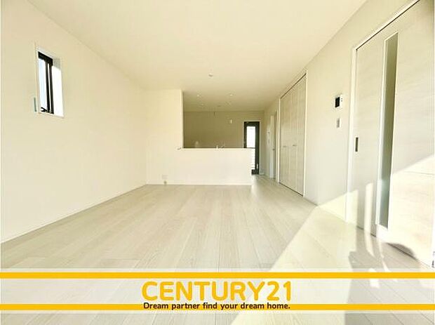 ■■憩いのリビング■■くつろぎを愉しむリビングルームは憩いの場となります。リビングとダイニングの空間機能を活かし、巧みに使い分ける発想が、ライフスタイルに新しいゆとりをもたらします。