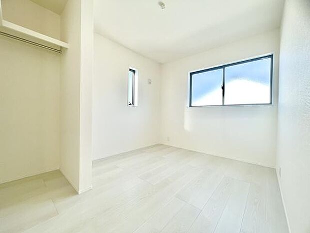 ■■明るい居室■■温もりある自然光を感じていただける居室です。飽きのこないナチュラルカラーの床にホワイトの壁紙は、色褪せることのない心地良さを作ります。