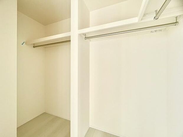 ■■何でも入る■■各居室のクローゼットはスーツ類から丈の長いコート類まで何でも収納できる便利なスペースです。衣装ケースと併用することでセーター類なども収納でき自分だけのスペースにできます。