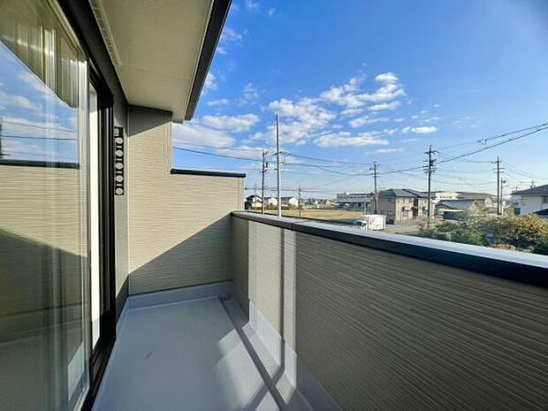 ■■開放感感じるバルコニー■■頬をなでる優しい風を感じることが出来るバルコニー。つい深呼吸をしたくなる気持ちの良い場所はこのお部屋の自慢です。お洗濯物を干すスペースとしても十分な広さがあります。