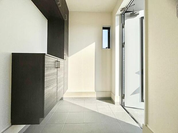 ■■玄関■■人を迎え入れる最初の場所だからこそ、清潔感がある空間にして頂ける様にゆとりあるシューズボックスを設置しました。おでかけの時も帰った時も、「我が家」を最初に感じでもらえる素敵な空間に。