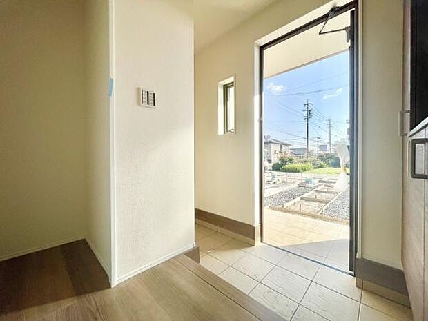 ■■玄関■■人を迎え入れる最初の場所だからこそ、清潔感がある空間にして頂ける様にゆとりあるシューズボックスを設置しました。おでかけの時も帰った時も、「我が家」を最初に感じでもらえる素敵な空間に。