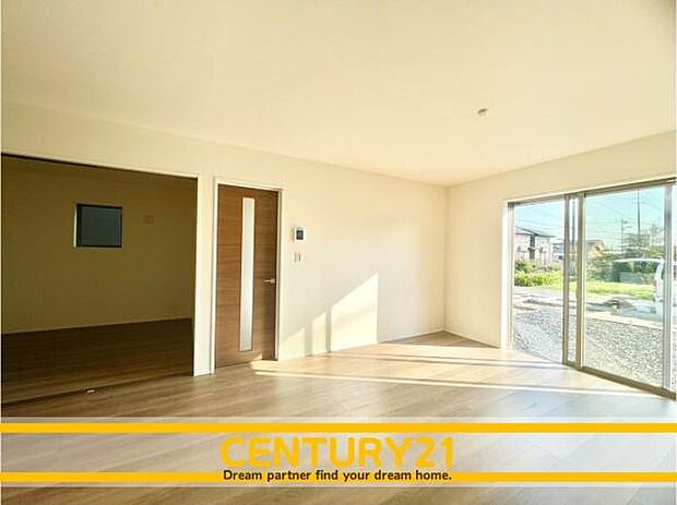 ■■ステキな時間を！■■忙しい朝でも、しっかり家族が揃って食事をして頂けるゆとりある大きさのダイニングスペース。奥様が作る手料理をカウンター越しに受けとって頂き、テーブルで囲む素敵な時間を存分に。