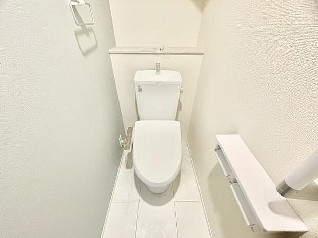 ■■Toilet■■清潔な空間を保ちたいトイレはオフホワイトでまとめました。毎日使う場所だからこそお手入れも楽々にできる機能が搭載されております。汚れが付着しにくい便器はお掃除も楽々です。
