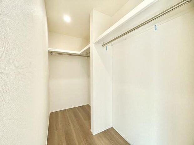 ■■何でも入る■■各居室のクローゼットはスーツ類から丈の長いコート類まで何でも収納できる便利なスペースです。衣装ケースと併用することでセーター類なども収納でき自分だけのスペースにできます。